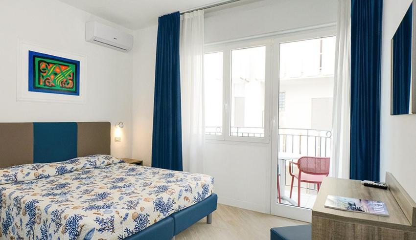 Standard Doppel-/Zweibettzimmer mit teilweisem Meerblick