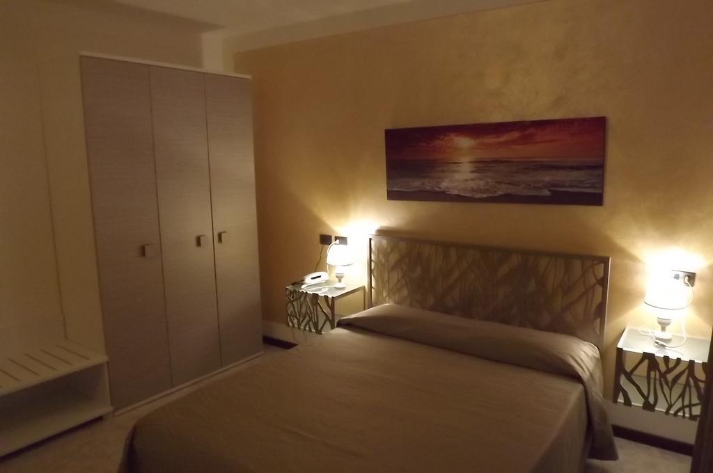 Double or Twin Room with Partial Lake View,917770183:JPEG