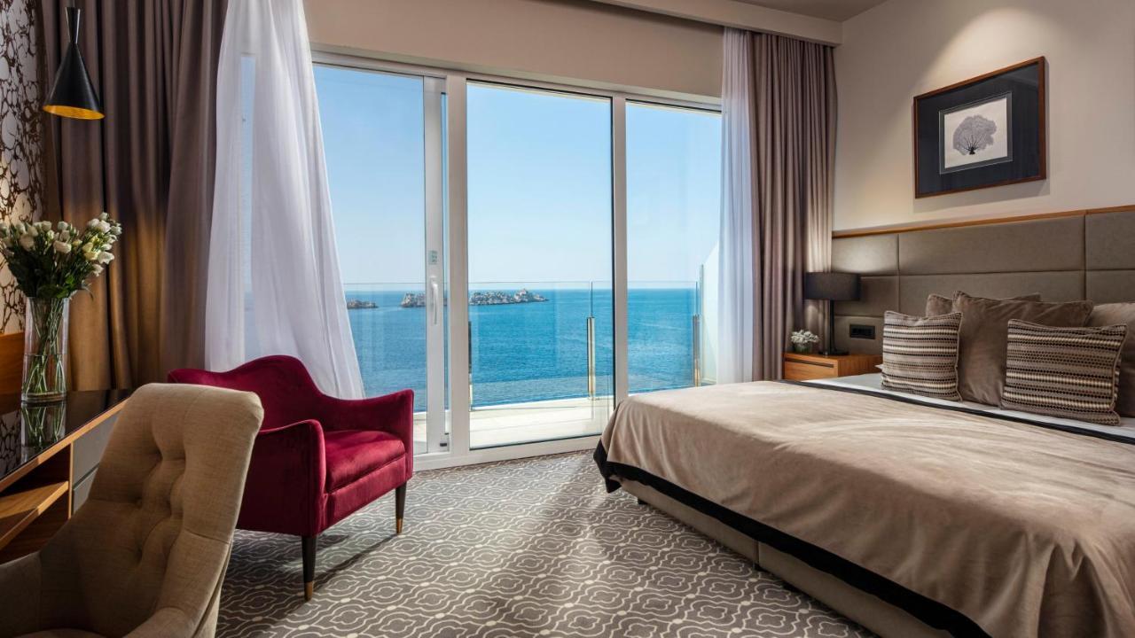 Luxuriöses Doppel- oder Zweibettzimmer mit Balkon und Meerblick