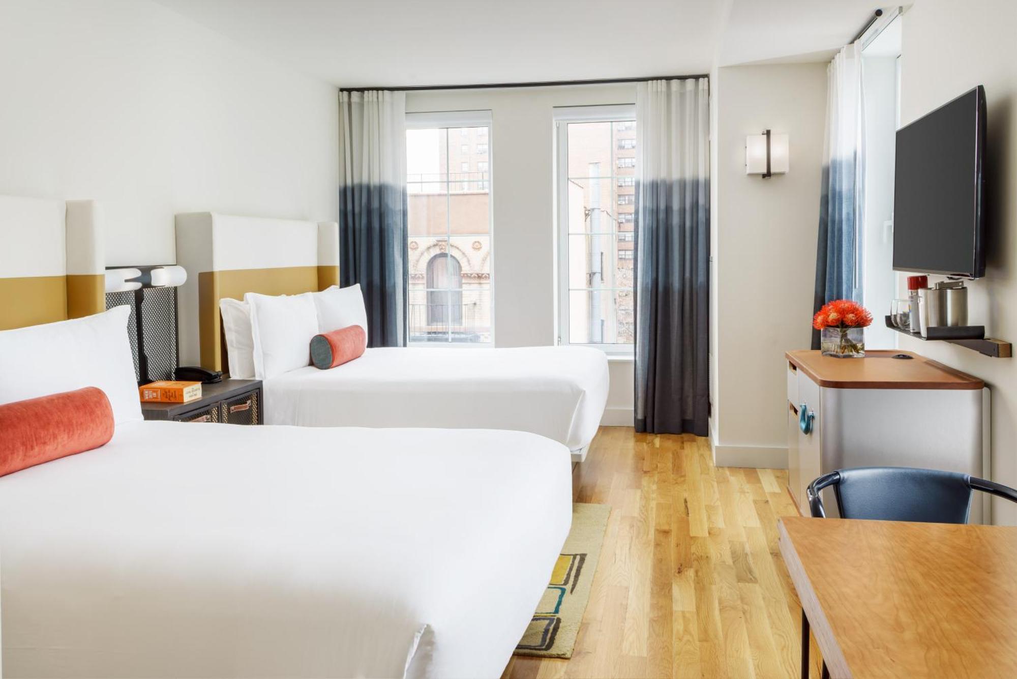 Standard Zimmer mit 2 Queensize-Betten und Stadtblick