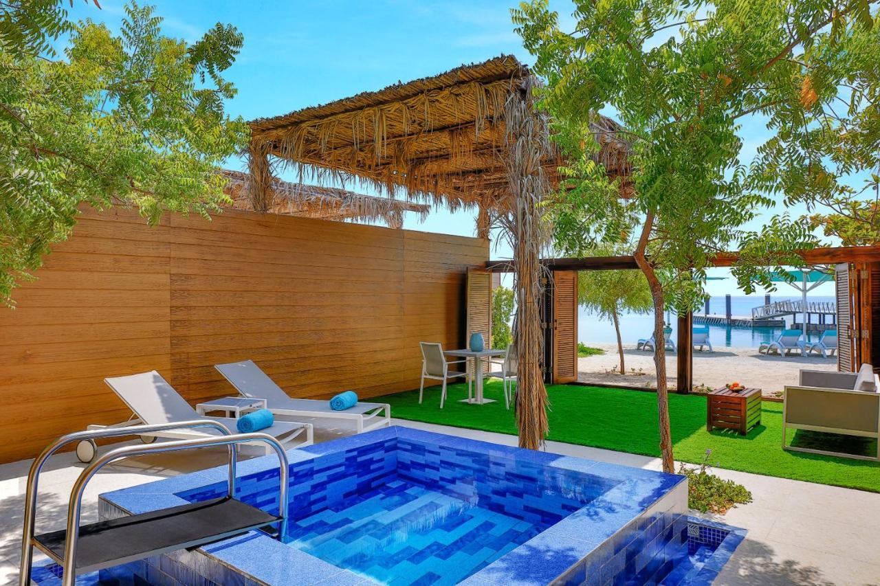 Poolzimmer mit Kingsize-Bett oder Zweibettzimmer und Strandzugang