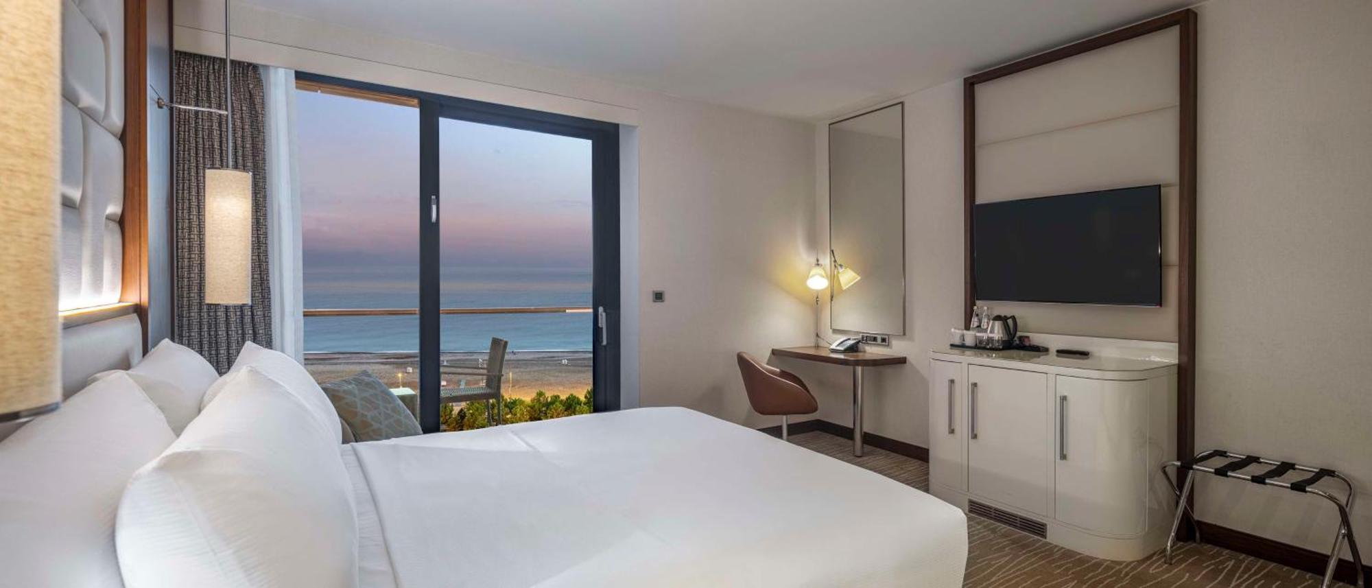 Executive Zimmer mit Kingsize-Bett mit Balkon und Meerblick