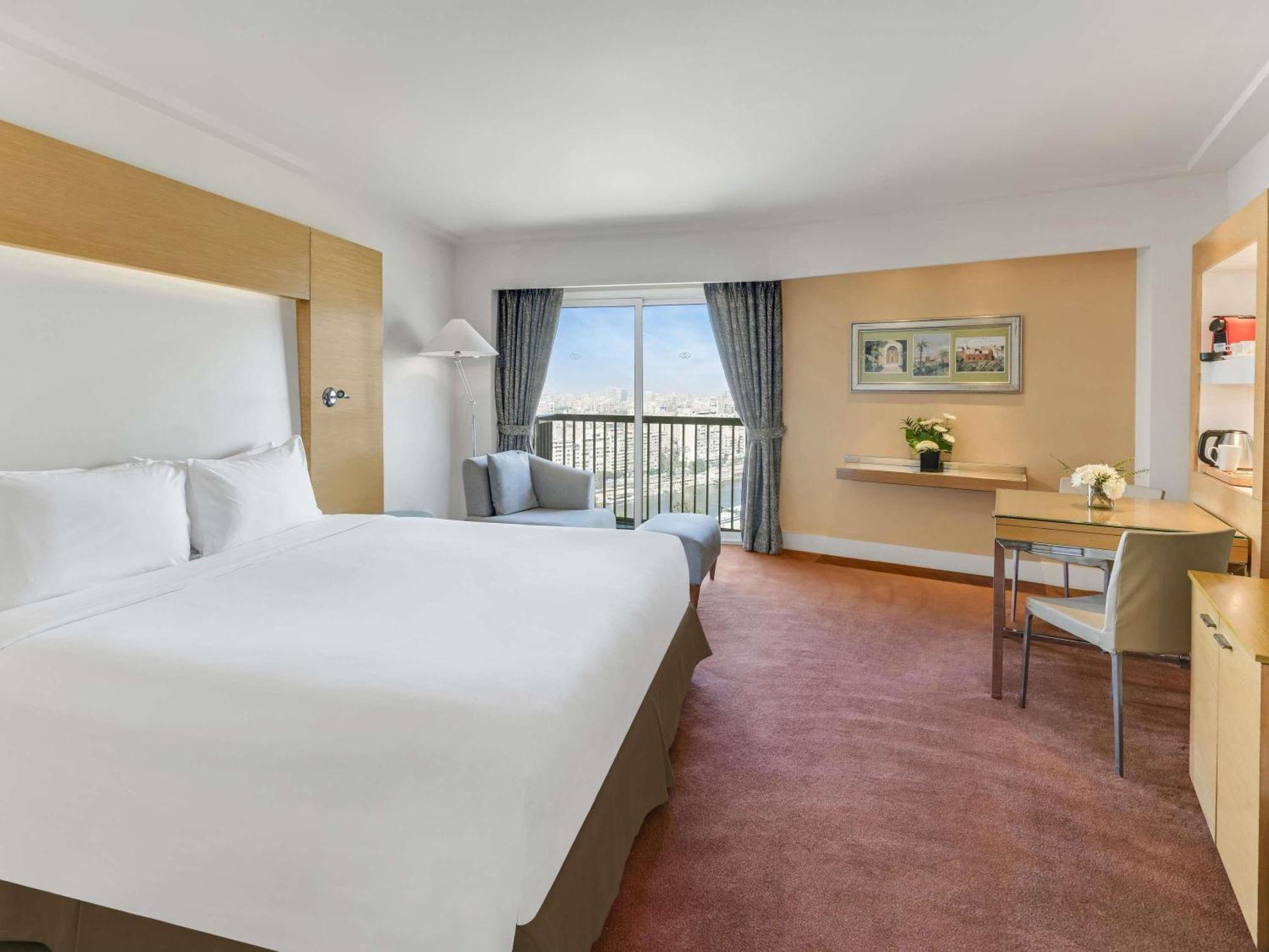 Premium Zimmer mit Kingsize-Bett auf der oberen Etage mit seitlichem Nilblick