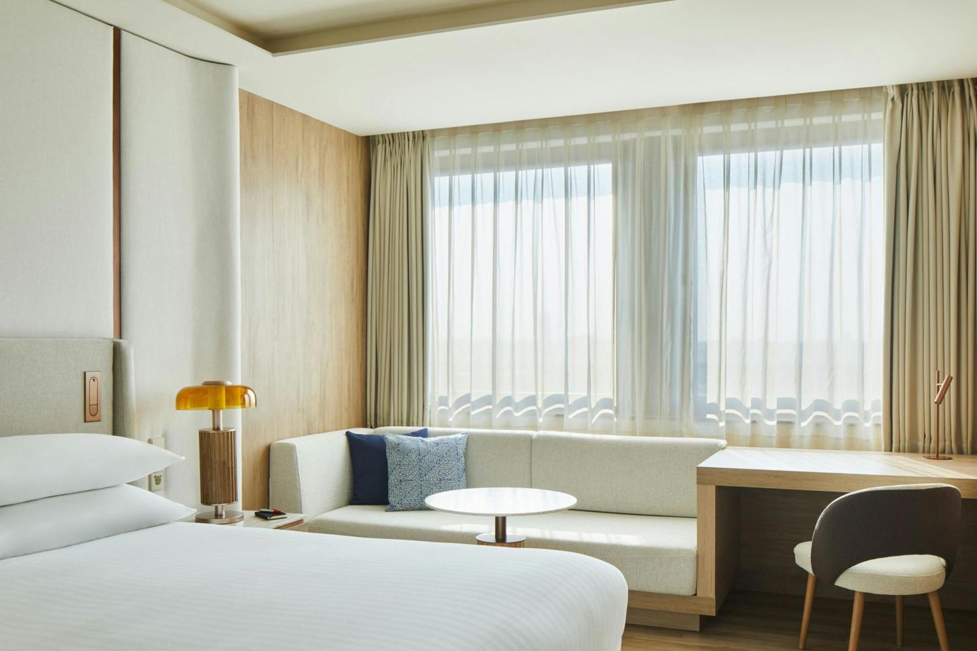 Superior Family Room with One King Bed and City View,1729990099:JPEG