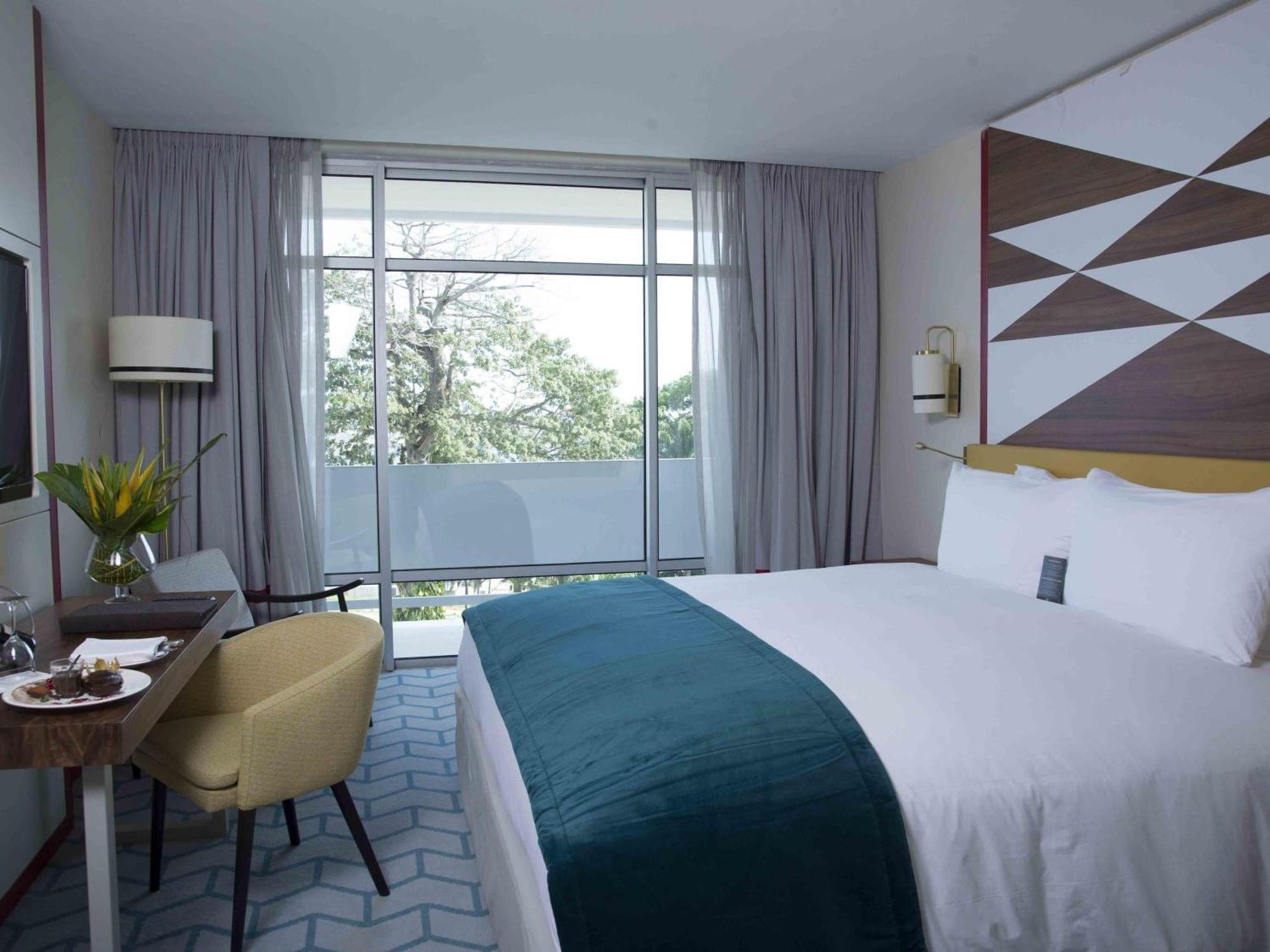 Classic Zimmer mit Kingsize-Bett und Balkon