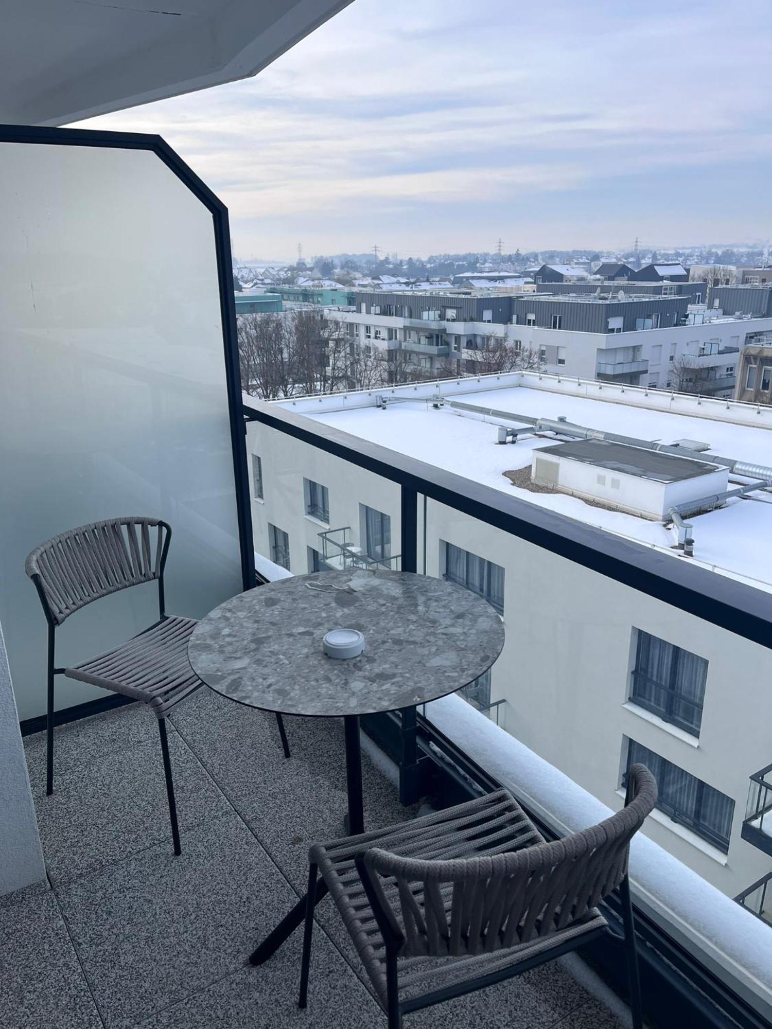 Studio mit Balkon