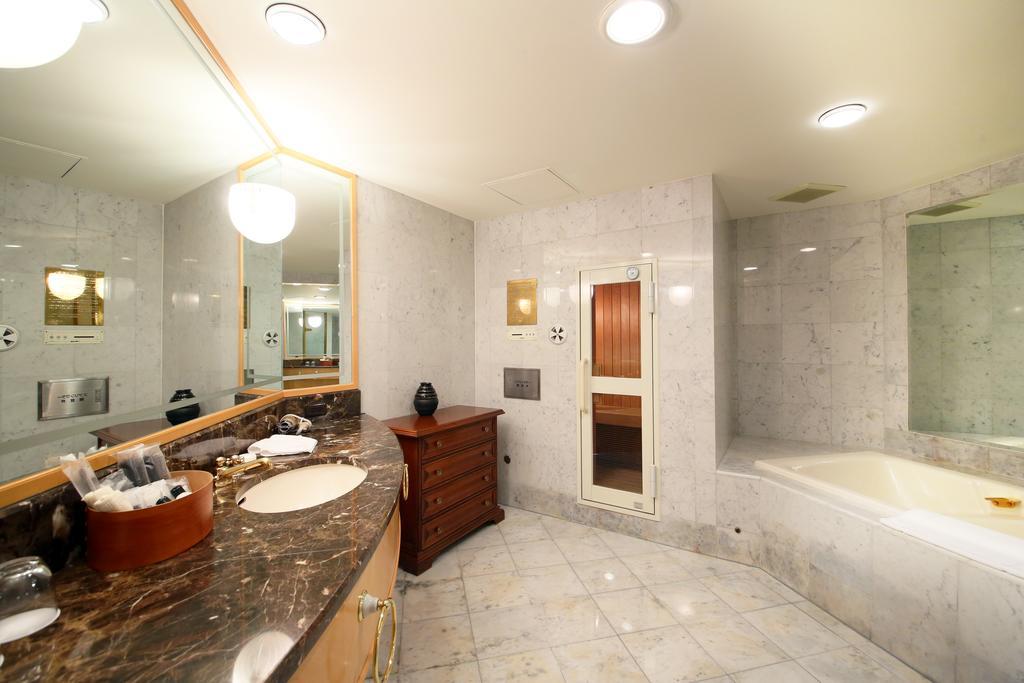 Superior Suite Twin with Sauna Club Lounge Access - Non-Smoking
