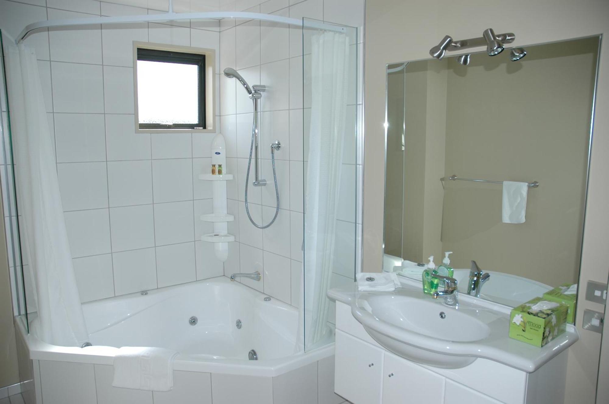 Deluxe One-Bedroom Apartment,1128647565:JPEG