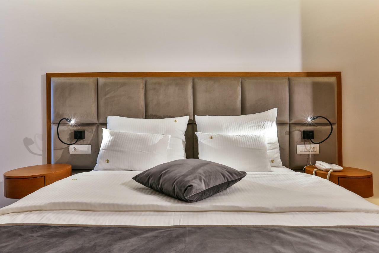 Small Double Room,815717783:JPEG