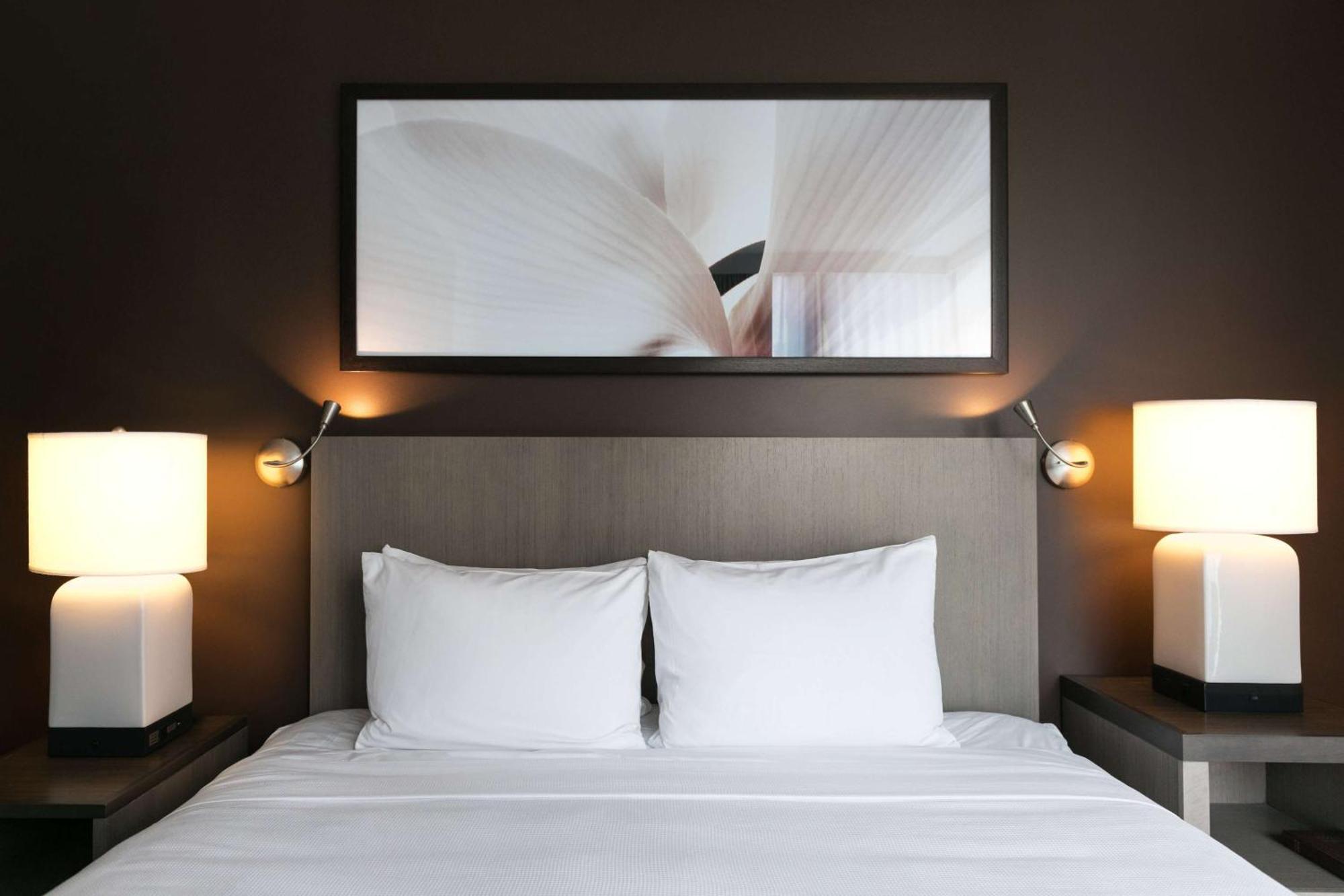 Spezialsuite mit 1 Schlafzimmer, Kingsize-Bett, Küche und rollstuhlgerechter Dusche — barrierefrei